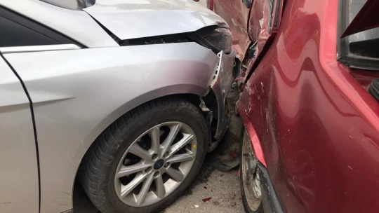 İki otomobil çarpıştı: 1 yaralı