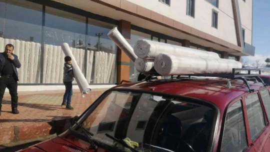 İş yeri halılarda indirme gitti, vatandaşlar eksi 4 derecede mağazaya akın etti