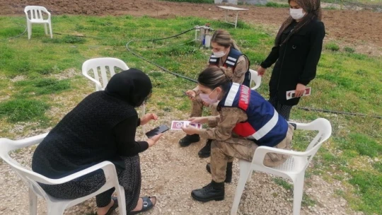 Jandarma köy köy gezerek 'Kadın Destek Uygulamasını' tanıtıyor