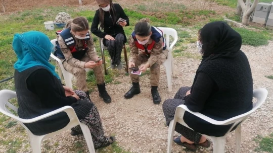 Jandarma köy köy gezerek 'Kadın Destek Uygulamasını' tanıtıyor