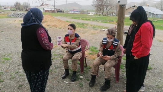 Jandarma köy köy gezerek 'Kadın Destek Uygulamasını' tanıtıyor
