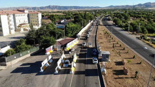 Jandarmadan bayramda şeker ve kolonyalı uygulama