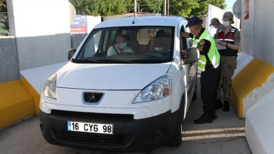 Jandarmadan bayramda şeker ve kolonyalı uygulama