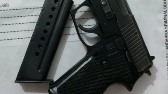 Jandarma Sivrice'de Yol Kontrolü Yaparken Uyuşturucu Madde ve Silah Ele Geçirdi