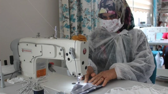Kadınlardan, maske üretimi ile aile bütçesine katkı