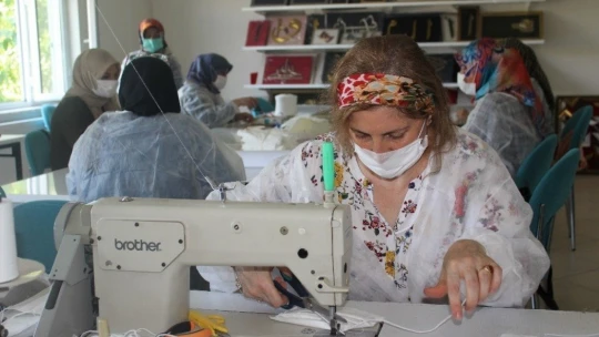 Kadınlardan, maske üretimi ile aile bütçesine katkı