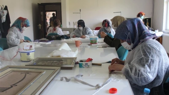 Kadınlardan, maske üretimi ile aile bütçesine katkı