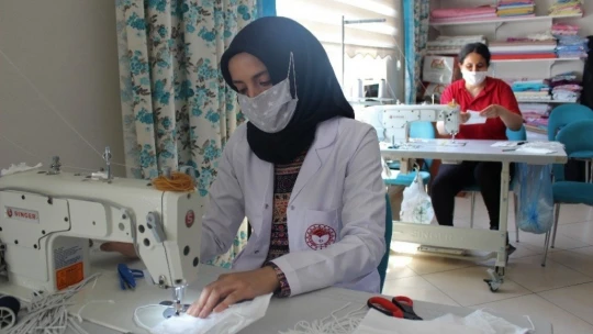 Kadınlardan, maske üretimi ile aile bütçesine katkı