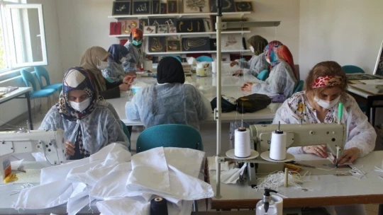 Kadınlardan, maske üretimi ile aile bütçesine katkı
