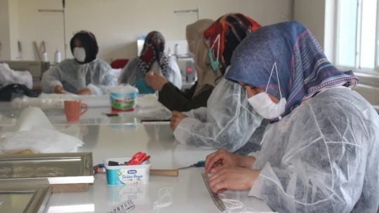 Kadınlardan, maske üretimi ile aile bütçesine katkı