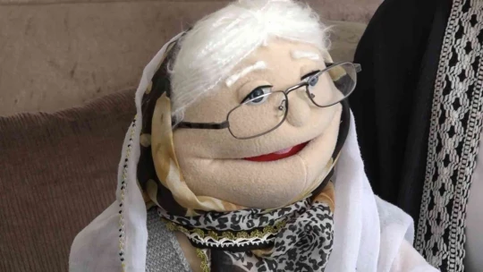 Kaniye öğretmen 'kuklaların sesi' oldu