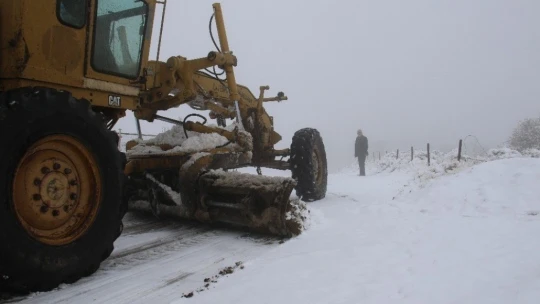 Kar Elazığ'da 14 köy yolunu ulaşıma kapattı