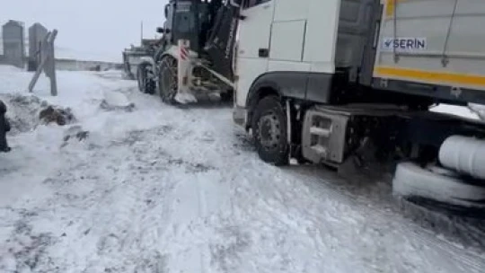 Kar yağışından dolayı yolda kalan tır ekipler tarafından kurtarıldı