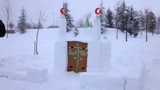 Kardan cami yapıp minaresine ay yıldız yerleştirdiler