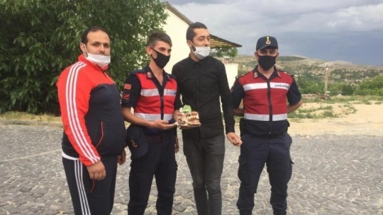 Kavga ihbarına giden jandarmaya pastalı kutlama