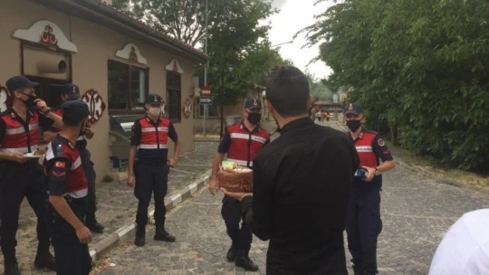 Kavga ihbarına giden jandarmaya pastalı kutlama