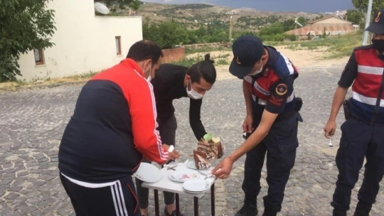 Kavga ihbarına giden jandarmaya pastalı kutlama