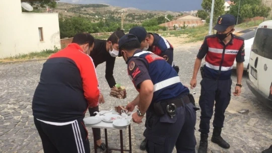 Kavga ihbarına giden jandarmaya pastalı kutlama
