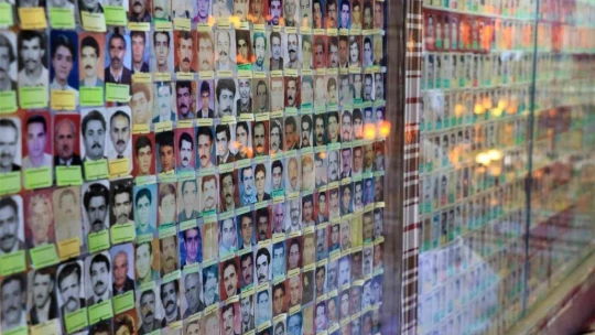 Keban'da Bir Kuaför Tam 47 Yıldır Tıraş Ettiği Kişilerin Fotoğrafını Dükkanına Asıyor