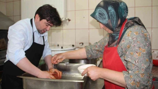 Sivrice Kaymakamı Türk Mutfağı Haftasında Kolları Sıvadı, Kadınlarla Birlikte Mutfağa Girdi