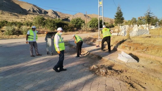 Kaymakam Yılmaz, şehit Fethi Sekin'in kabrini temizledi