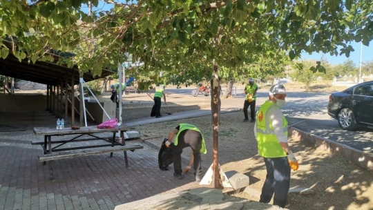 Kaymakam Yılmaz, şehit Fethi Sekin'in kabrini temizledi