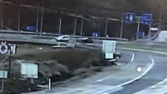 Kaza anı kamerada, otomobil ile hafif ticari araç çarpıştı: 6 yaralı