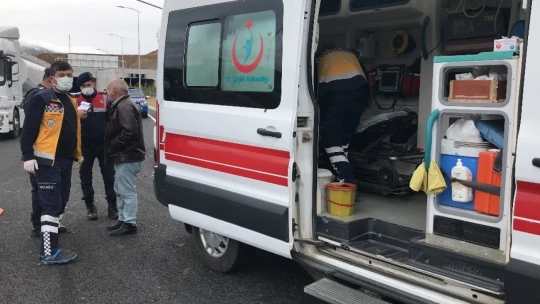 Kaza anı kamerada, otomobil ile hafif ticari araç çarpıştı: 6 yaralı