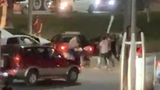 Kaza sonrası çıkan kavgada tampon parçası ile saldırdı