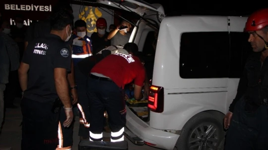 Kazada savrulan araç tırın altına girdi, sıkışan yaralı kurtarıldı