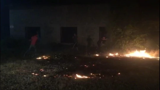 Keban'da korkutan yangın okula sıçramadan söndürüldü