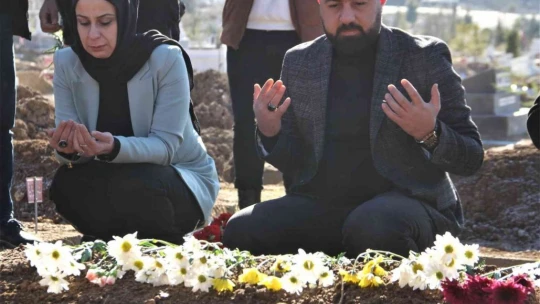 Kimsesizler mezarlığına gömülmüştü, Elazığlılar engelli kızın 'kimsesi' oldu