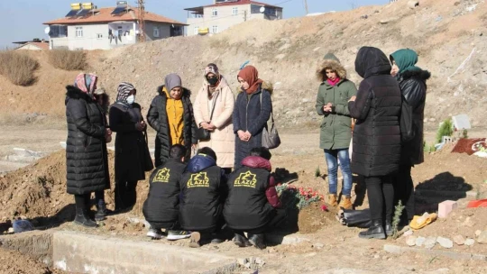 Kimsesizler mezarlığına gömülmüştü, Elazığlılar engelli kızın 'kimsesi' oldu
