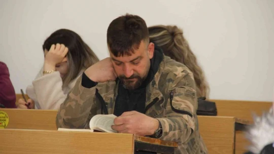 Kızının okuması için birlikte üniversite sınavına girmişti, şimdi 3. üniversitesini bitirmeye çalışıyor