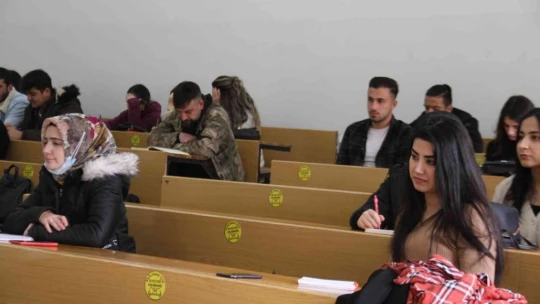 Kızının okuması için birlikte üniversite sınavına girmişti, şimdi 3. üniversitesini bitirmeye çalışıyor