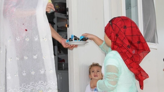 Konteyner kentlerde depremzede çocukların bayram sevinci