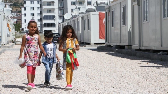 Konteyner kentlerde depremzede çocukların bayram sevinci
