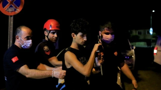 Korkuluk eline ok gibi saplandı