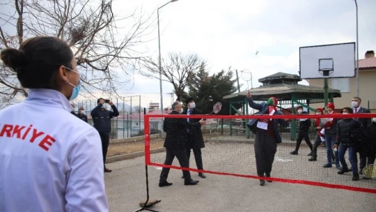 Köy okulu öğrencileri, milli sporcu eşliğinde badminton ile tanıştı