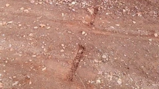 Köy yoluna kurulan çivili kapan nedeniyle 3 aracın lastiği patladı, köylüler tepki gösterdi