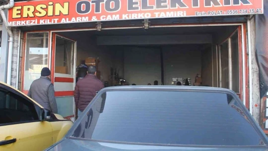 İş Yerinde Soba Borusuna Yuva Yapan Kumrular Nedeniyle Soğukta Çalıyorlar