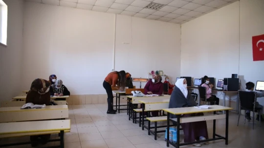Kur'an-ı Kerim okumak için 70 yaşında okuma yazma öğreniyor