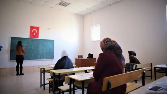 Kur'an-ı Kerim okumak için 70 yaşında okuma yazma öğreniyor