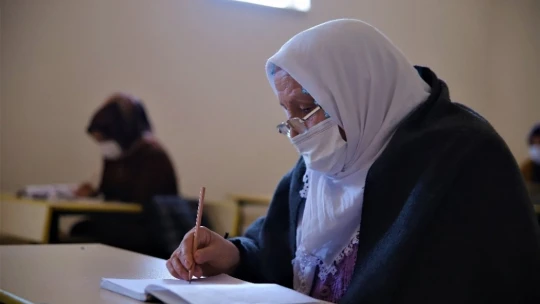Kur'an-ı Kerim okumak için 70 yaşında okuma yazma öğreniyor