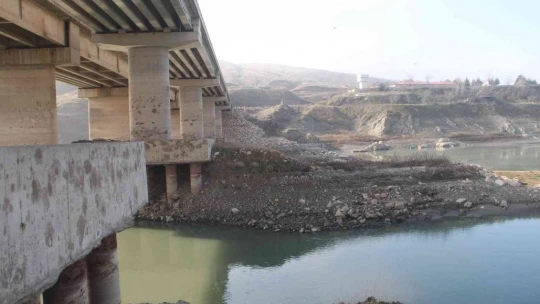 Kuraklığın en net fotoğrafı: 'Suya girmek yasaktır' yazısı var, su yok