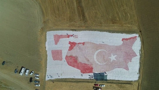 Kurutmalık domateslerle hem Elazığ haritası, hemde ay-yıldız oluşturuldu