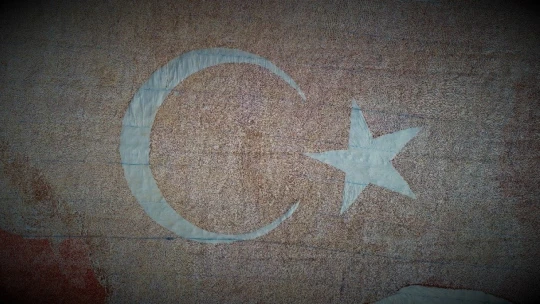 Kurutmalık domateslerle hem Elazığ haritası, hemde ay-yıldız oluşturuldu