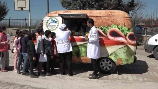 Kütüphanesi Olmayan Okulların Kütüphanesi Kitapbüs Olacak