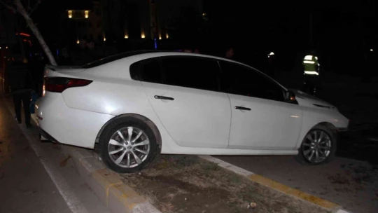 Makas atan sürücü polis aracına çarptı: 2 yaralı