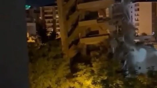 Malatya'da depremde yıkılan ağır hasarlı bina paniğe neden oldu